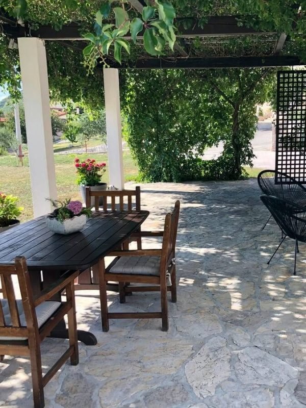 Villa Mahon Garden – Serene Outdoor Space Lush garden area at Villa Mahon, offering peace and privacy near Split, Croatia.