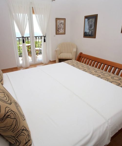 Luxurious master bedroom at Villa Mahon near Split, featuring premium bedding and natural light.